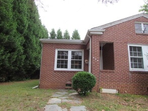 Building Photo - Delightful 2 Bed/1 Bath Duplex Apt - All B...