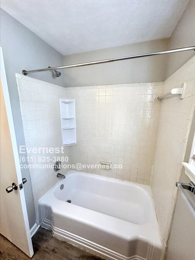 Building Photo - Inviting 3-Bedroom Home with Fenced Yard a...