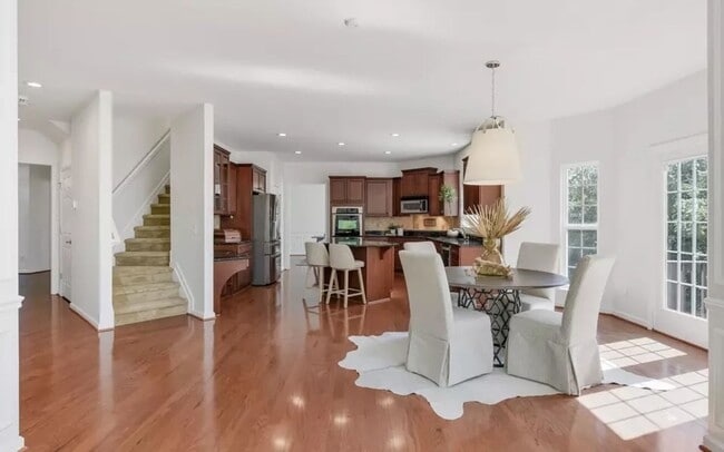 Building Photo - Executive 5BR / 4.5BA Rental In Bellevue