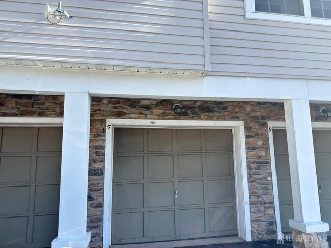 Building Photo - 5 Edinburgh Ct