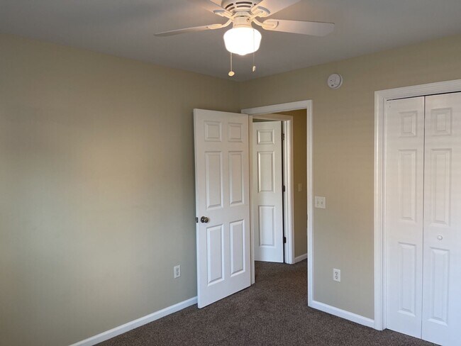 Building Photo - 105 Summer Hill Way