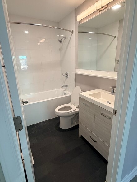 Bathroom 2 - 1028 Kent St