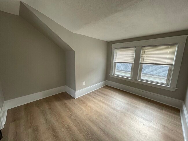 Building Photo - 831 Belleville Ave