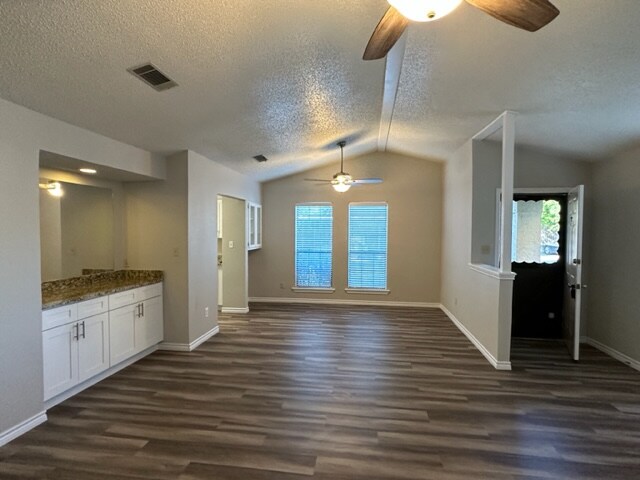 Building Photo - 1202 Thorpe Ln