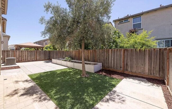 Building Photo - $4195.00 - Gorgeous and Ready for Move-In! Spacious 4 Br / 2.5 Ba in South Gilroy