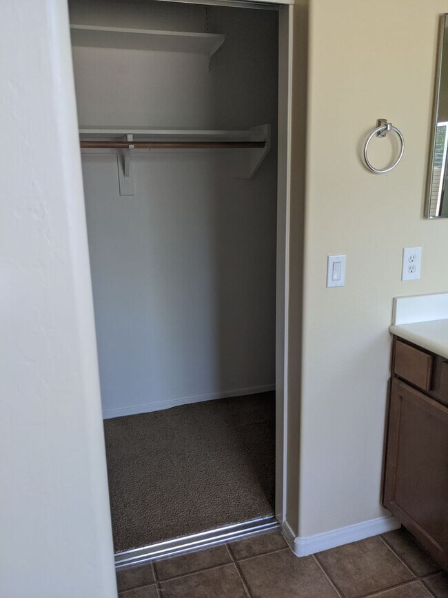 Building Photo - 4 bedroom 3 bathroom ranch home!