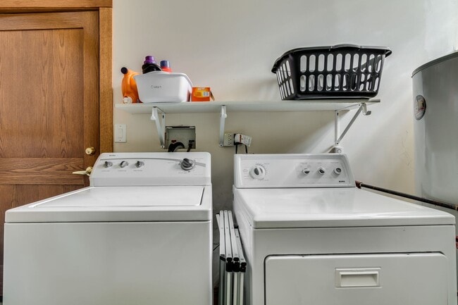 Building Photo - RARE studio in Bucktown that always rents quickly! Free Laundry! Included Internet!