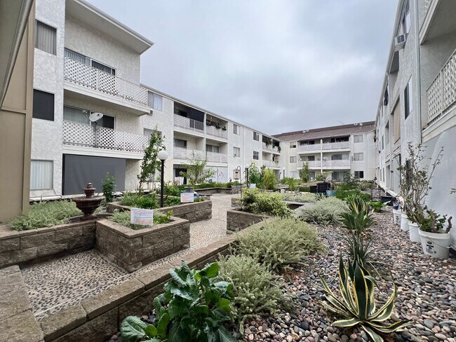 Building Photo - Spacious 1 Bedroom + Loft Condo in the Lindenwood Building – Bixby Knolls