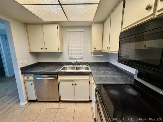 Building Photo - 1673 SE Green Acres Cir