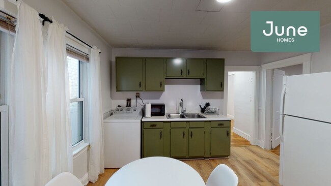 Building Photo - ROOM ONLY in 4-bed/1.0-bath Home