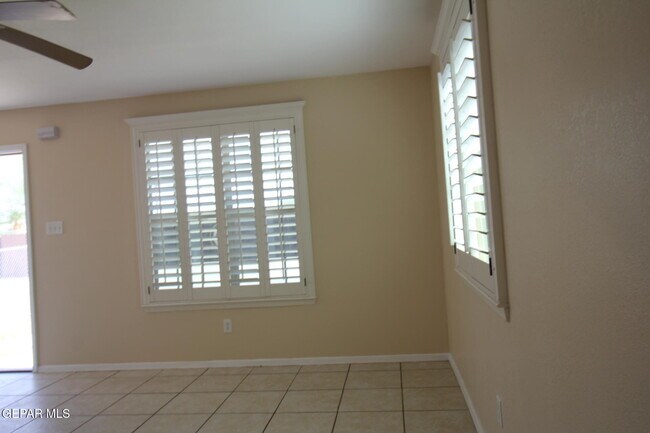 Building Photo - 9145 Begonia Pl