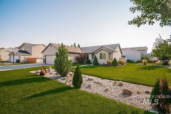 Building Photo - 2221 Frontier Dr