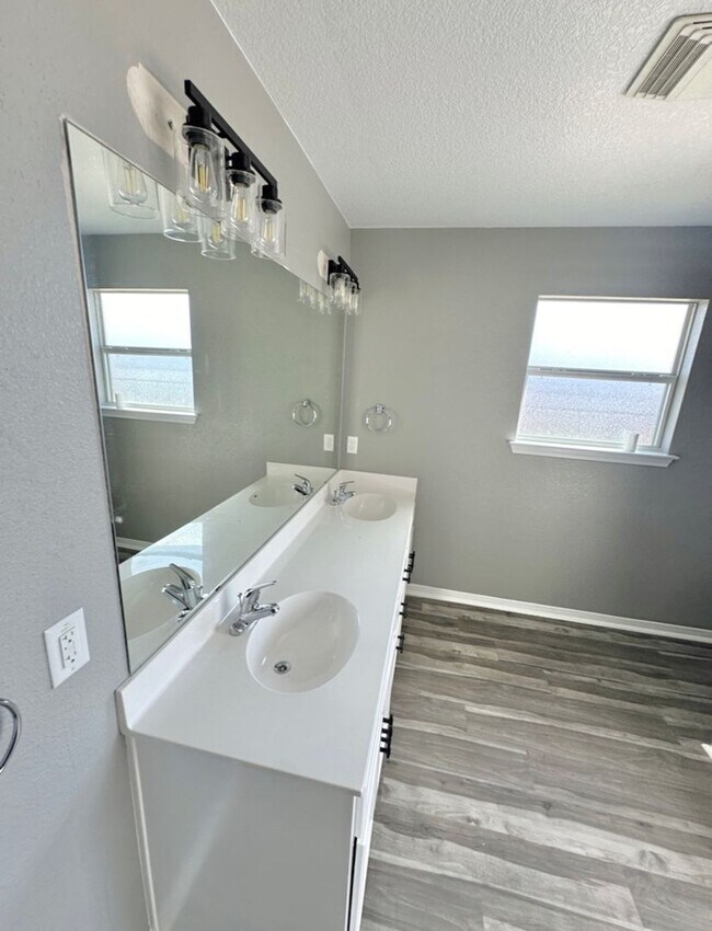 Building Photo - AVAILABLE NOW!!