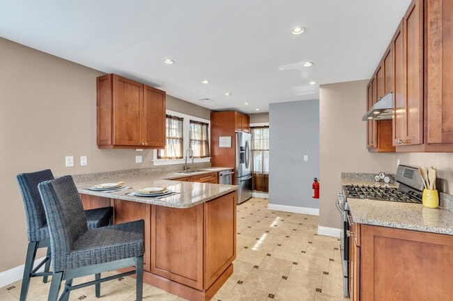 Building Photo - 35 Lipman Pl