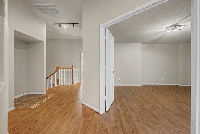 Building Photo - 9947 Valance Way