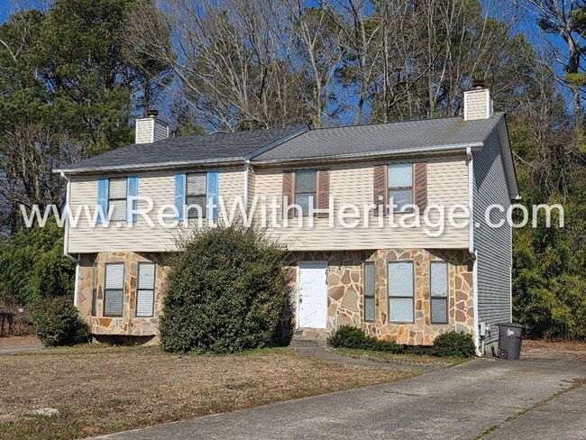 Building Photo - Amazing 3 bedroom, 2.5 bath townhome/ Great Roommate Floorplan / Great Location