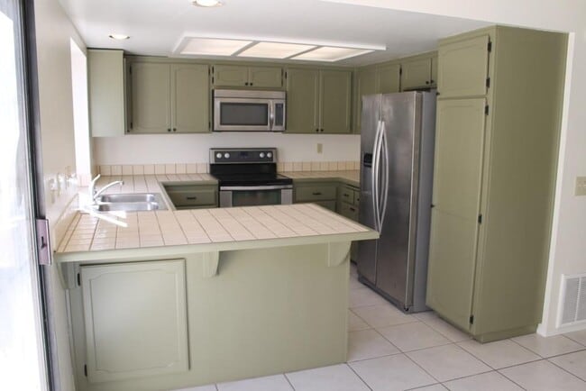 Building Photo - 3Bed/2.5Bath Townhome off Poinsettia!~ Briarwood