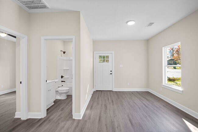 Building Photo - 1523 S Cedar St