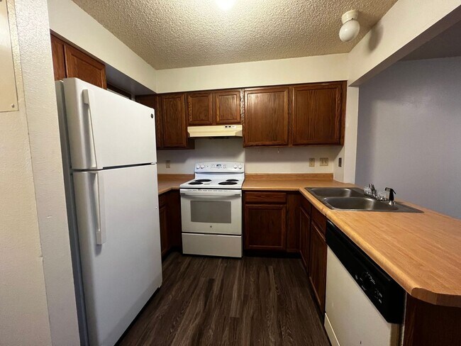 Building Photo - 731 Westwinds Dr