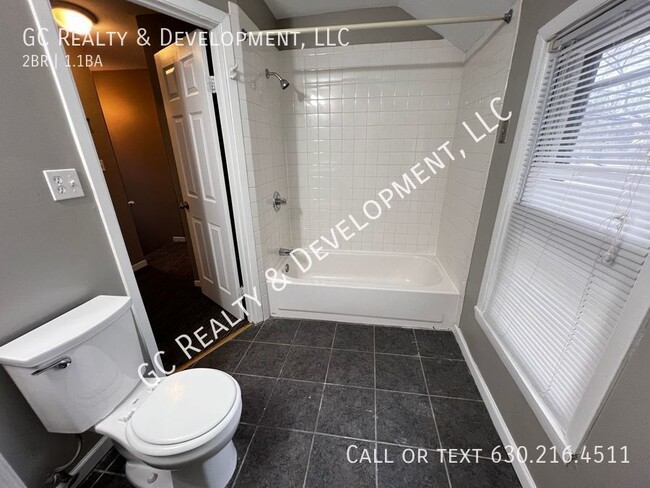 Building Photo - ***3LINCOLN PARK - COACH HOUSE / 2 BDRM + ...