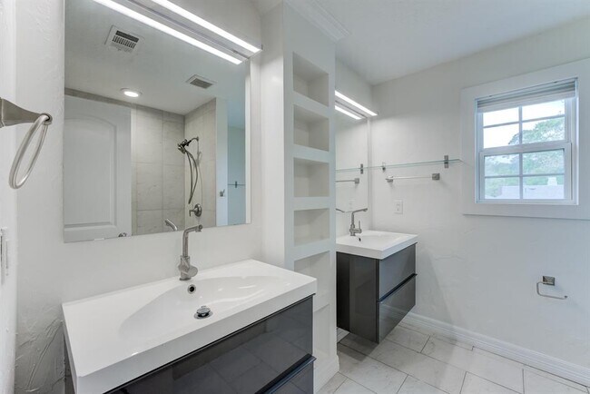 Building Photo - 560 Landfall Ln