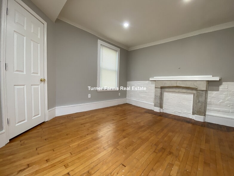 Building Photo - 35 Humphreys St