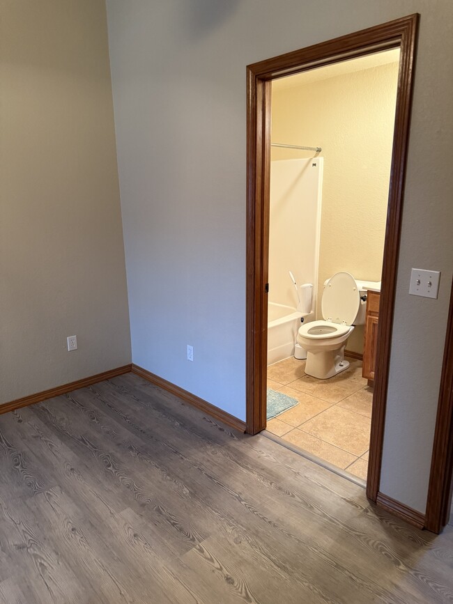 Building Photo - 2204 Lakeview Dr