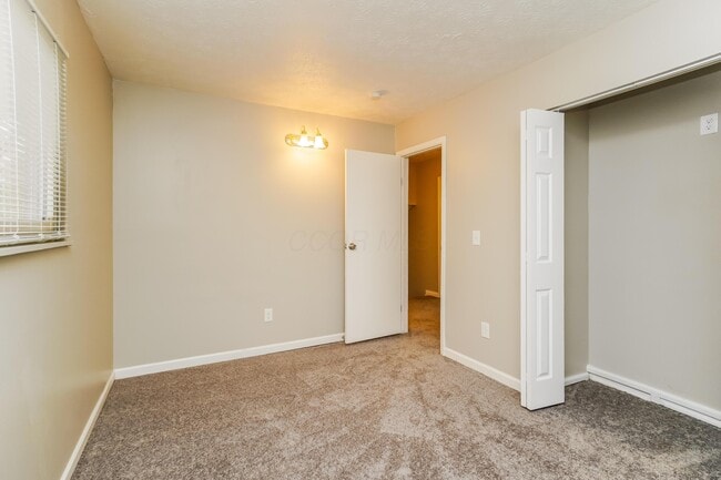Building Photo - 3179 Latonia Rd