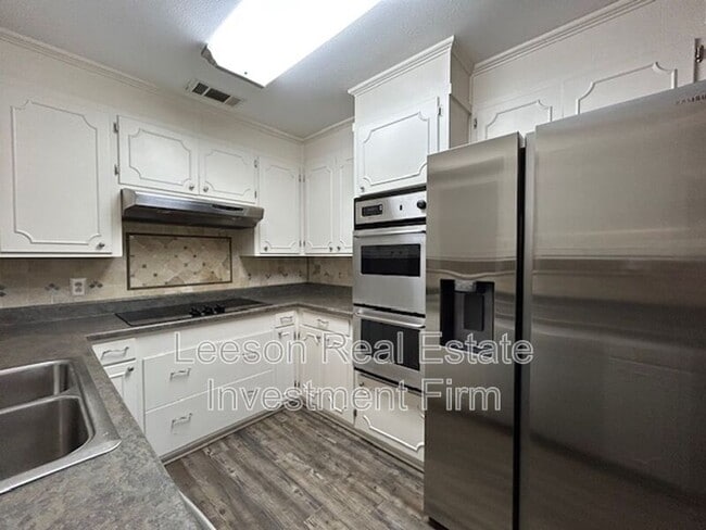 Building Photo - 241 Rossitter St