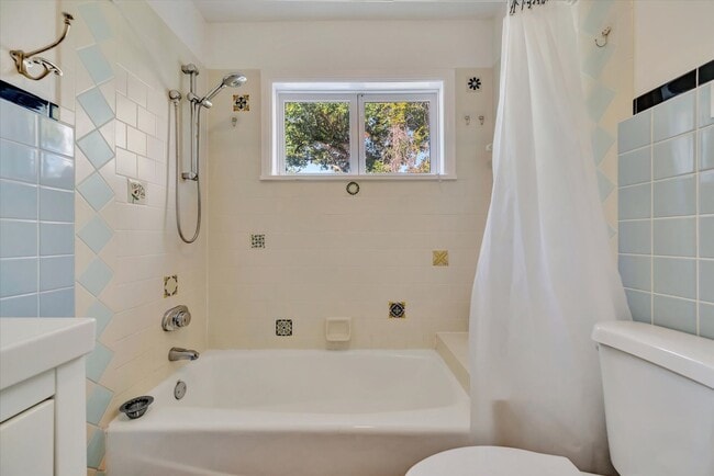 Building Photo - ALL THE CHARM! - Siesta Key 1+ acre on the Bay - 3 bed/ 2 bath pool home