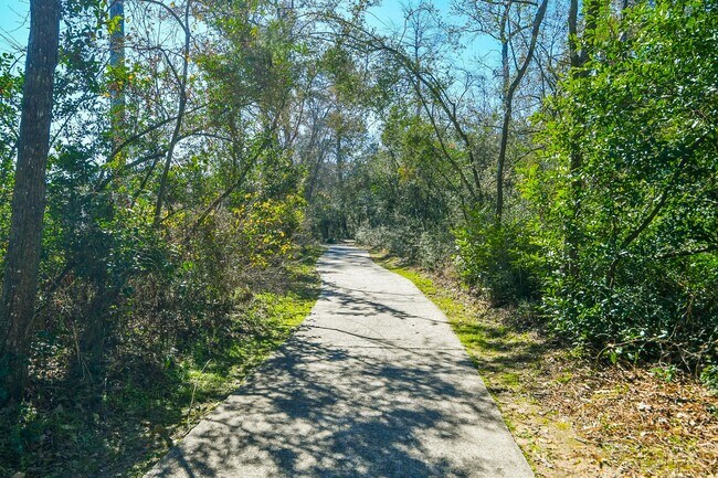 Building Photo - 21 Pineash Ct