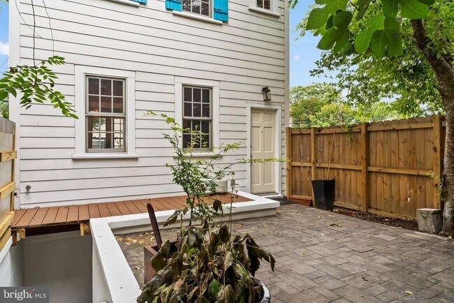 Building Photo - 220 Hollis Alley