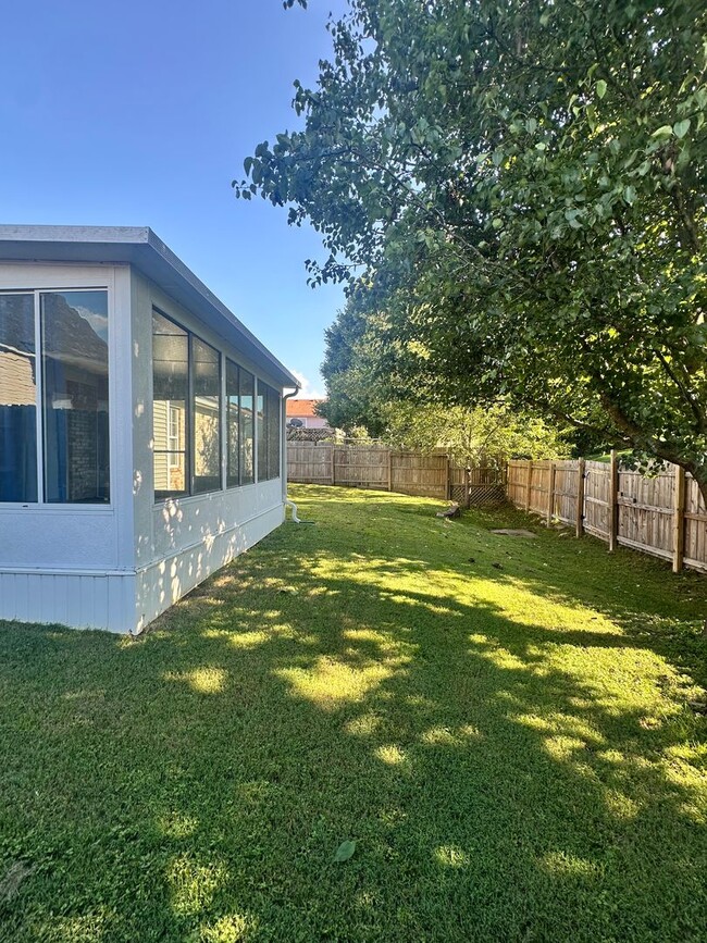 Building Photo - Charming 3-Bed Home with Fenced Yard!