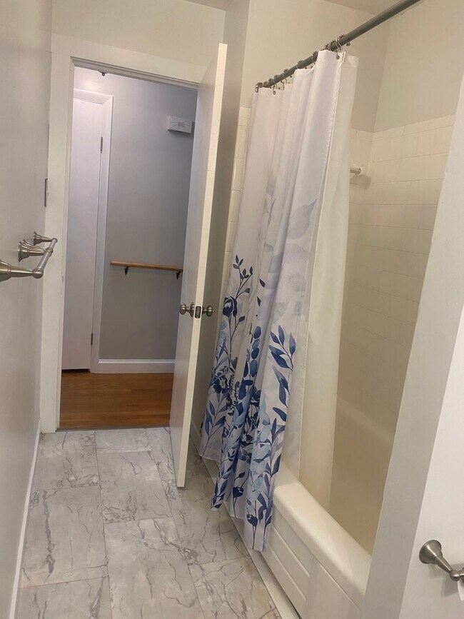 Building Photo - 3 bedrooms 2 baths, Split Level in the loc...