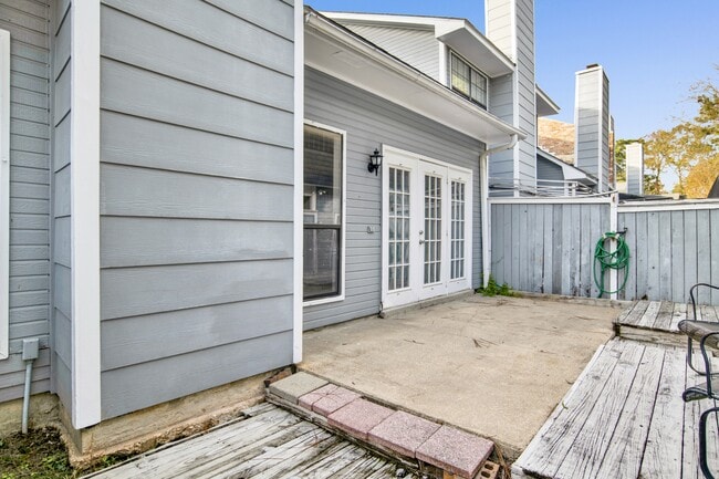 Building Photo - 5900 Grelot Rd