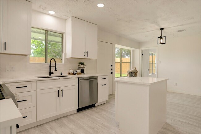 Building Photo - 7926 Windy Creek Dr
