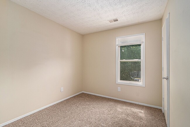 Building Photo - 3 bdrm, 2 bath under $1600!