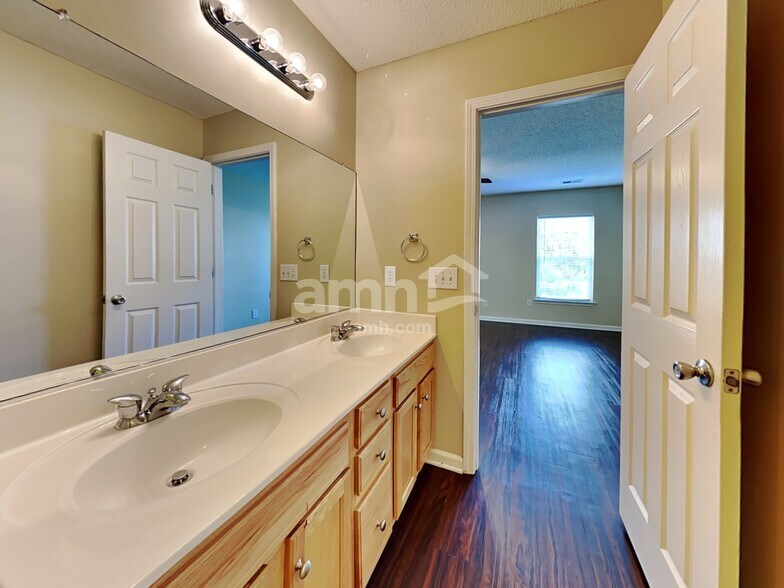 Building Photo - 4016 Broken Arrow Dr
