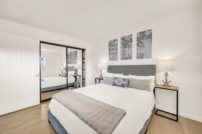 Building Photo - Darling Fully Furnished Condo Bathed in Natural Light