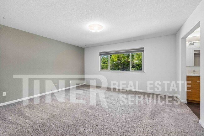 Building Photo - 5541 Ivanhoe Way