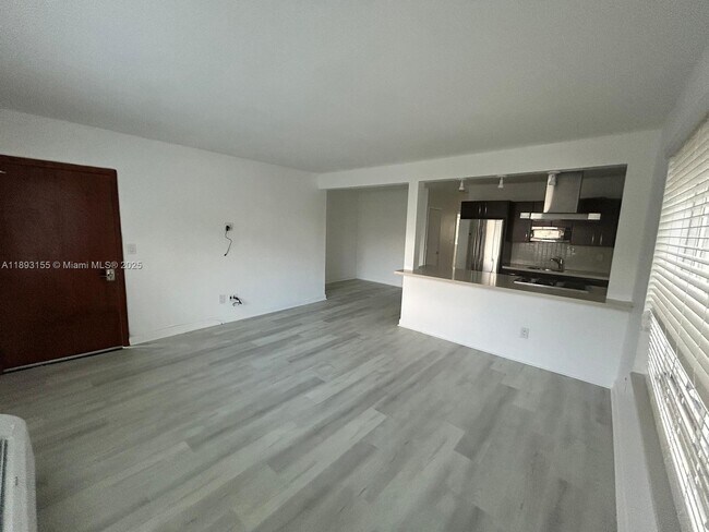 Building Photo - 7430 Carlyle Ave