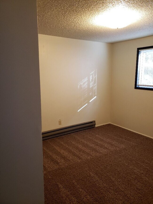 Building Photo - r214b