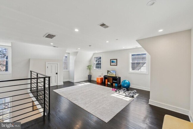 Building Photo - 3203 Farmington Dr