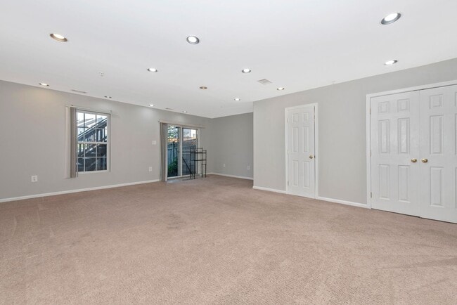 Building Photo - Fantastic Townhouse w/ Garage - Quick High...