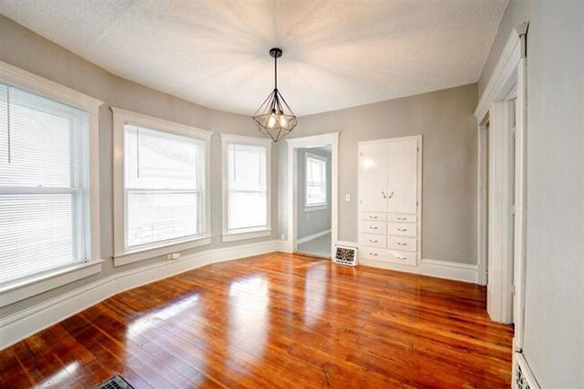 Building Photo - 117 W Ellsworth Ave