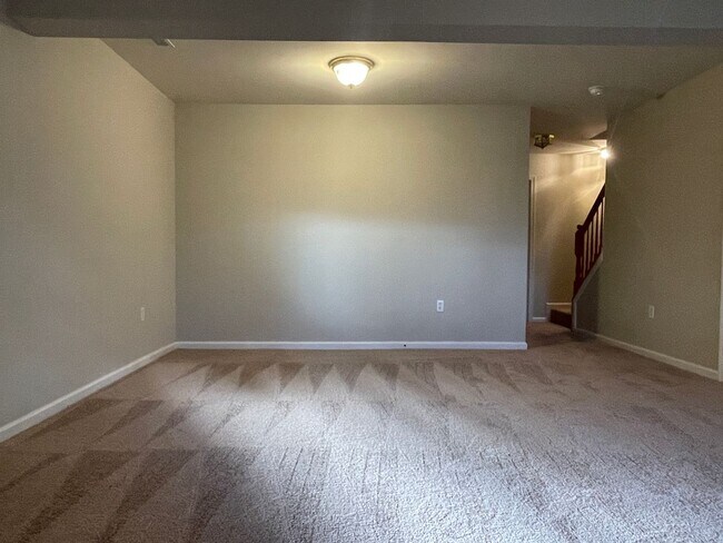 Building Photo - UPDATED TOWNHOUSE IN FREDERICKSBURG - CLOS...