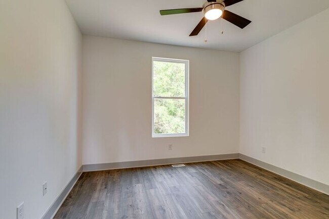 Building Photo - Beautiful Newer Build in Madison!