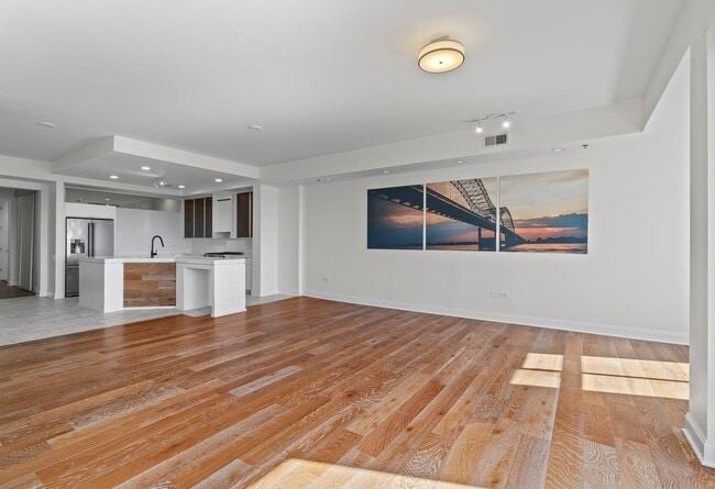 Building Photo - 717 Riverside Dr