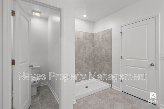 Building Photo - 4980 Worchester Dr