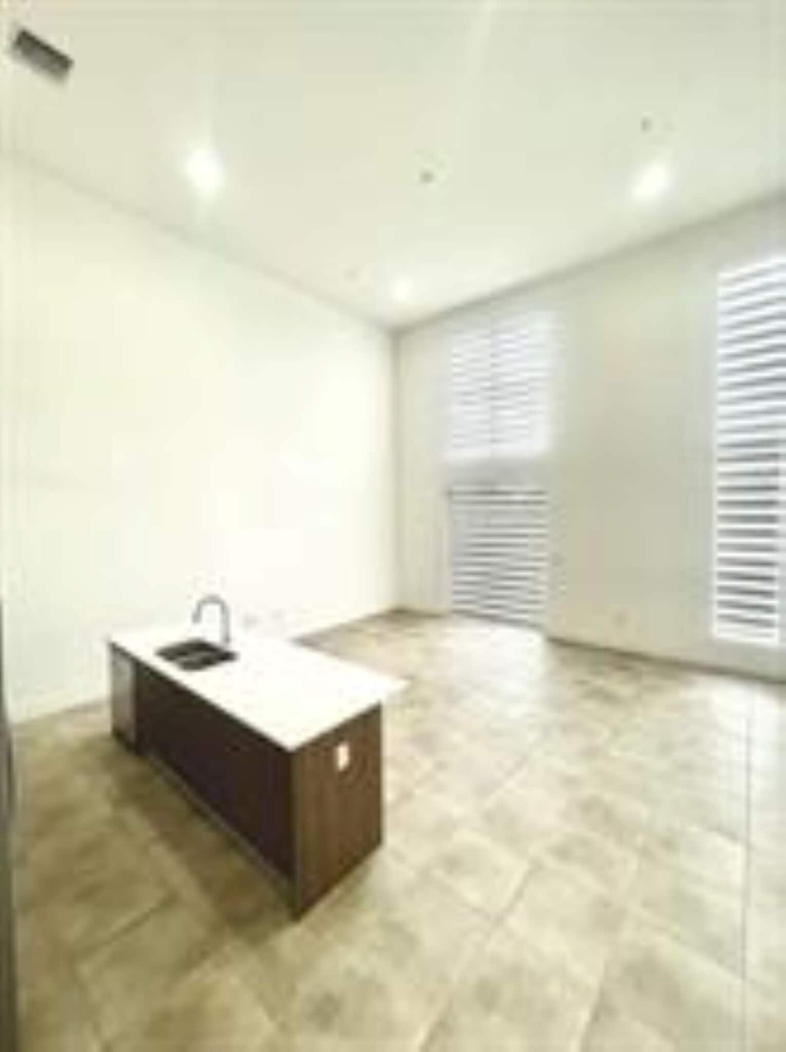 Building Photo - 3455 NE 5th Ave